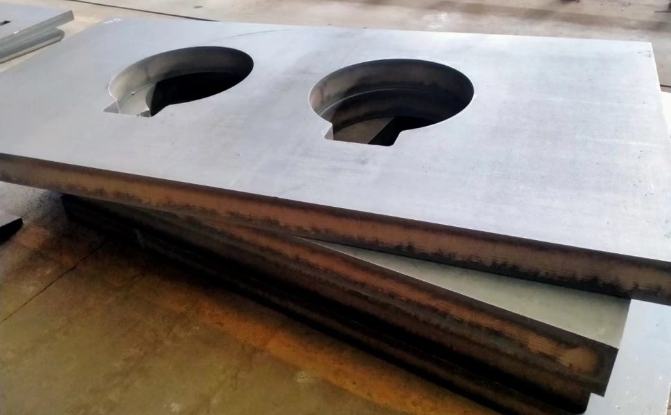 Thick high-strength plate profiles with large bores stacked for shipment