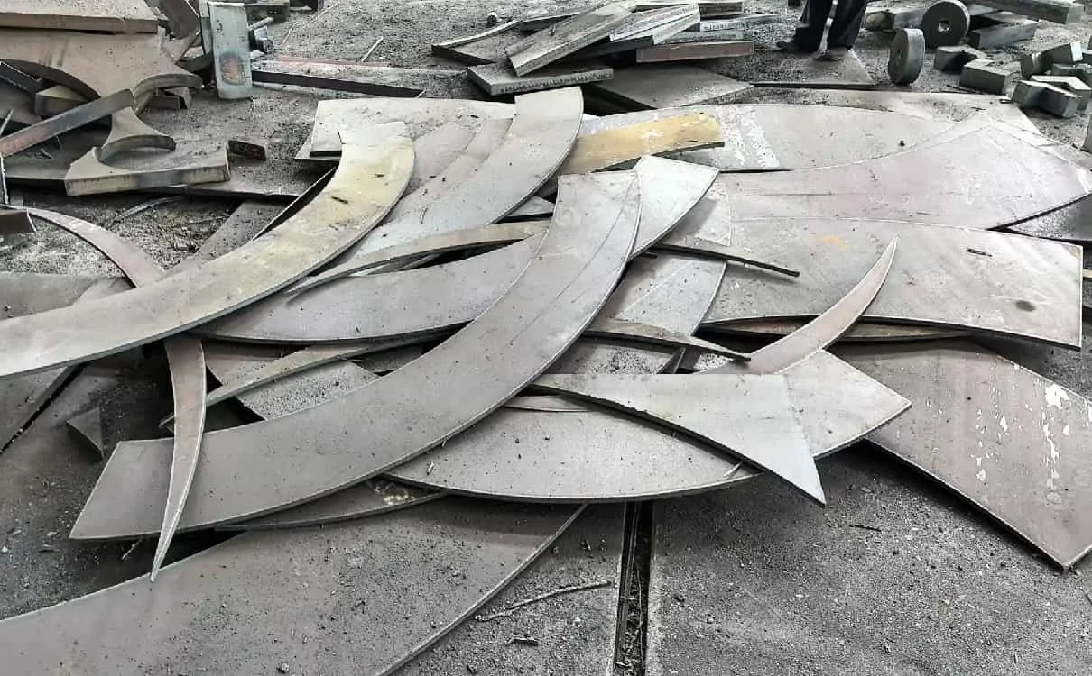 弧形切割余料成堆 — 钢板切割加工案例实拍