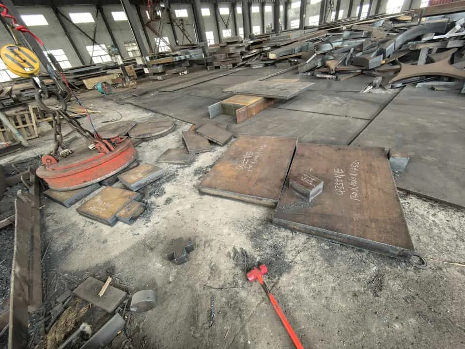 车间地面切割板摆放 — 钢板切割加工案例实拍