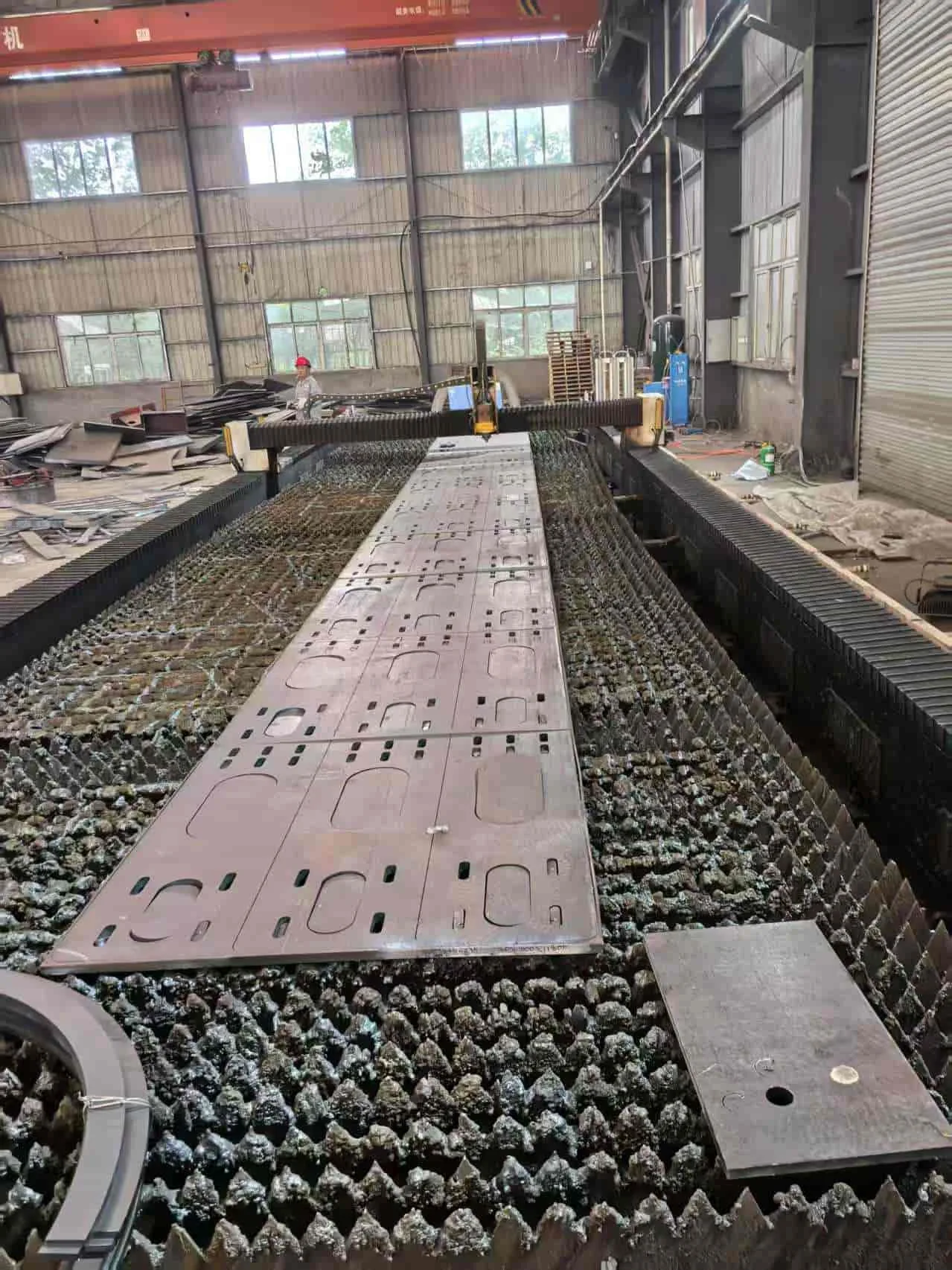 长板矩形孔成排切割 — 钢板切割加工案例实拍